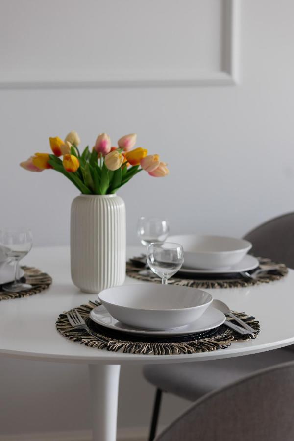 Stylish Apartment Kolejowa & Parking & Balcony By Noclegi Renters Warschau Exterior foto